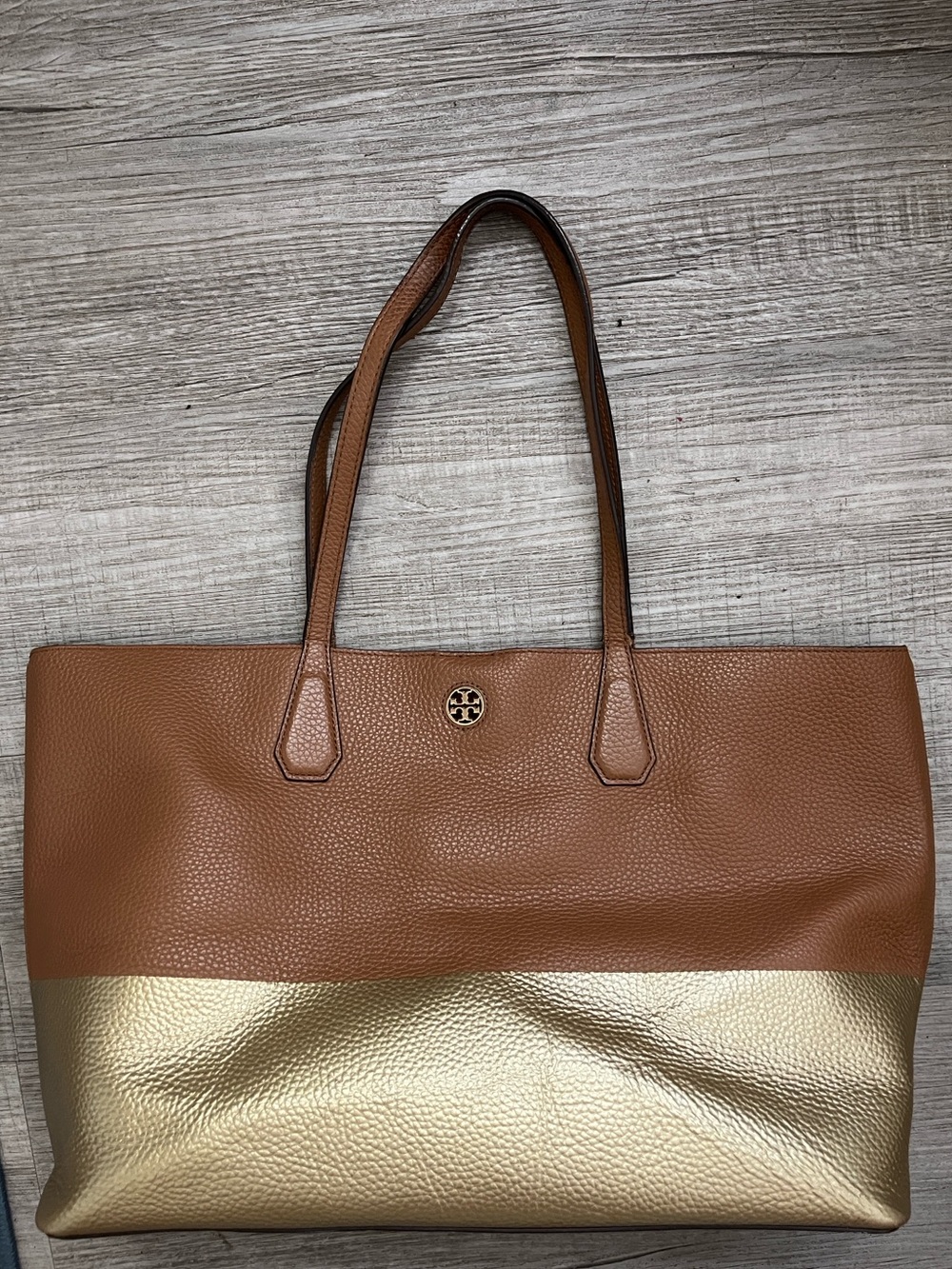 Tory Burch Pebble Leather Classic Tote Bag in Tan & Gold - Picture 14 of 14